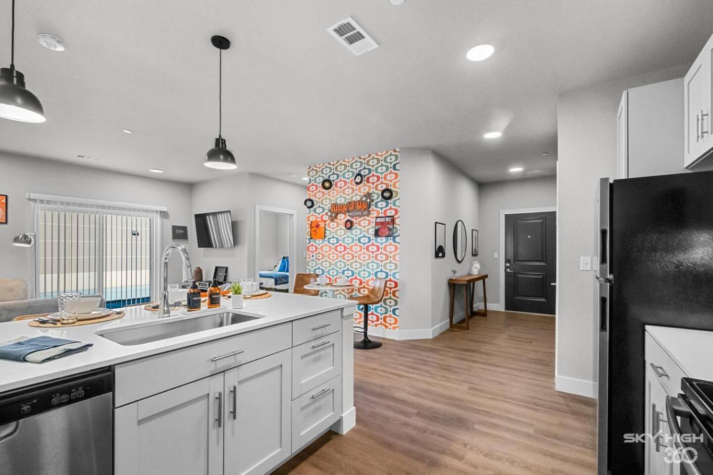 Luxuary Apt, Pool, Kingbeds, Near Amp Apartment