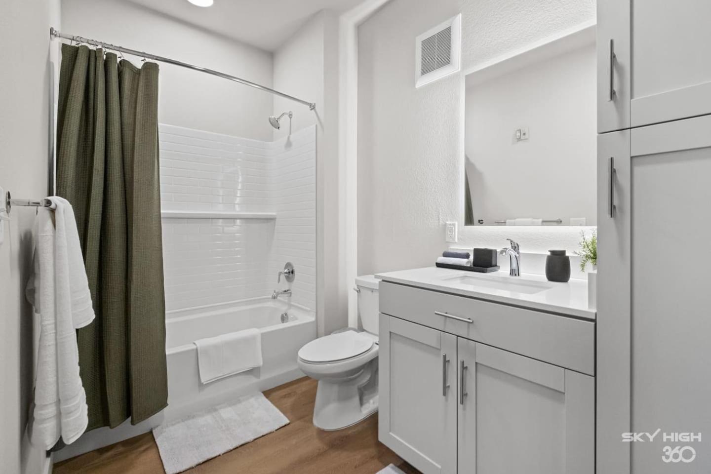 Luxuary Apt, Pool, Kingbeds, Near Amp Apartment *