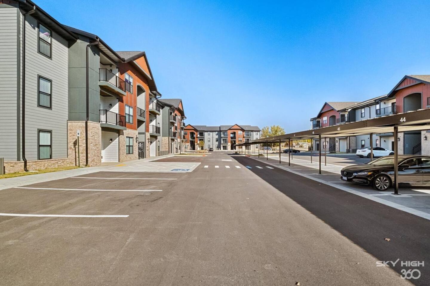 Luxuary Apt, Pool, Kingbeds, Near Amp Apartment *