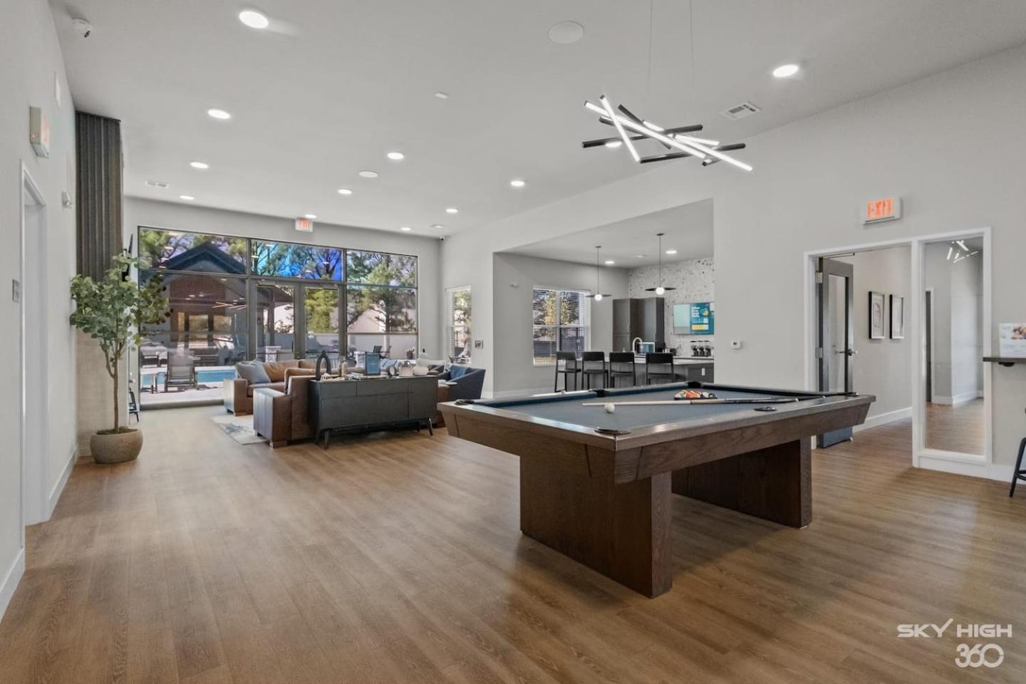 Luxuary Apt, Pool, Kingbeds, Near Amp Apartment Rogers