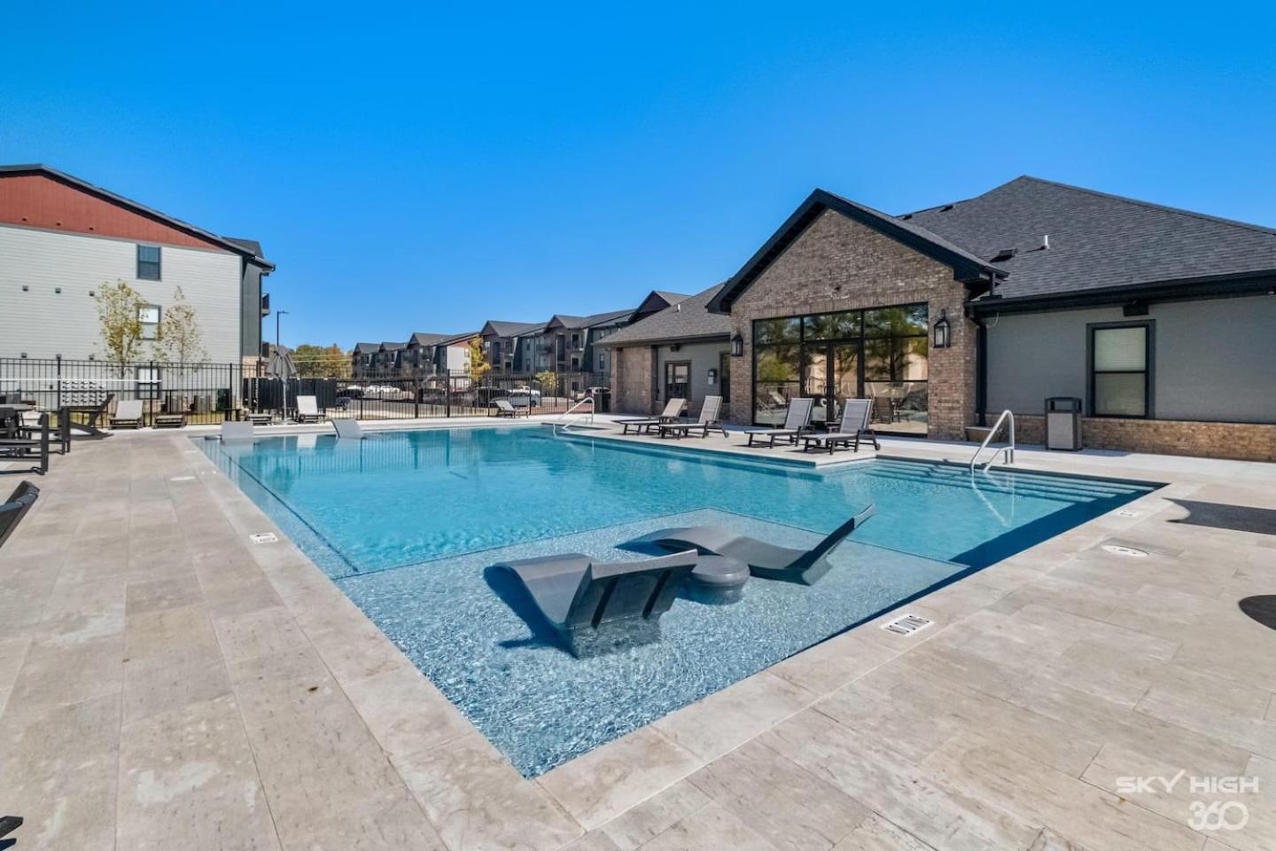 Luxuary Apt, Pool, Kingbeds, Near Amp Apartment Rogers