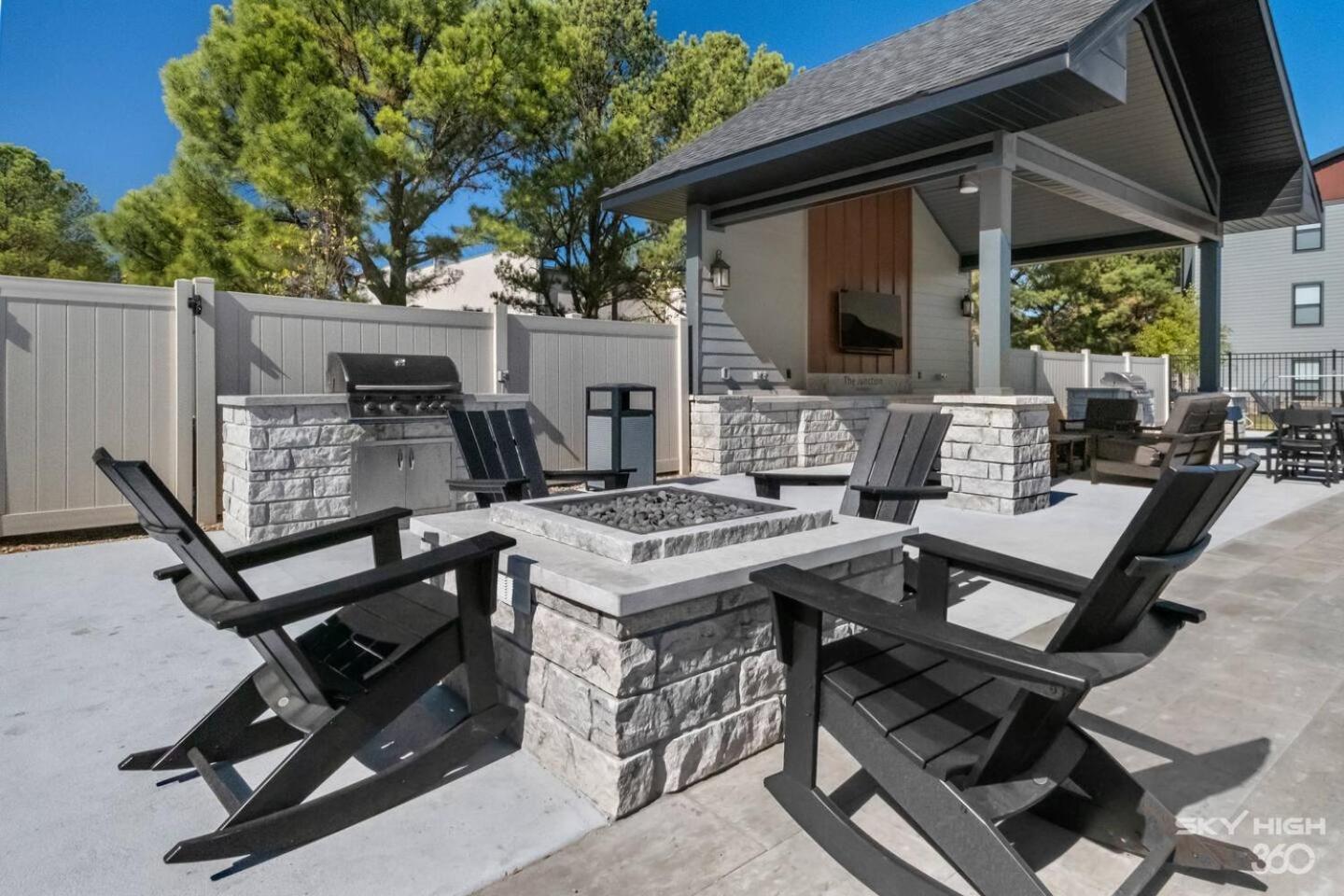 Luxuary Apt, Pool, Kingbeds, Near Amp Apartment Rogers