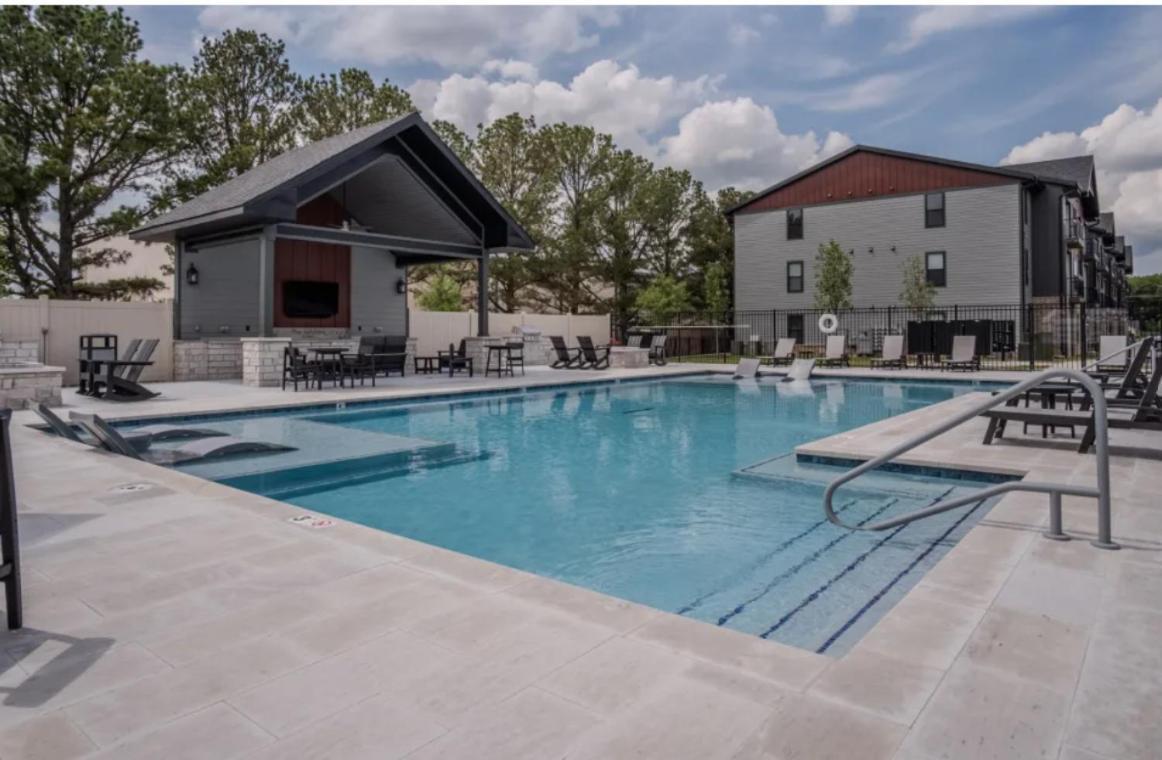 Apartment Luxuary Apt, Pool, Kingbeds, Near Amp Rogers